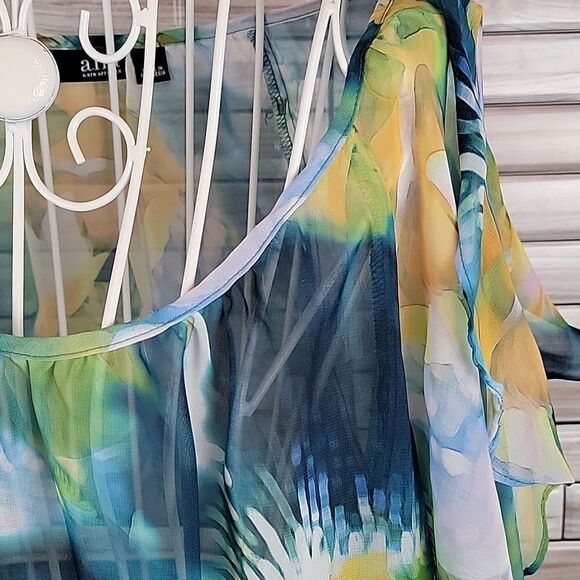 a.n.a watercolor print blouse  Size L - Picture 4 of 11